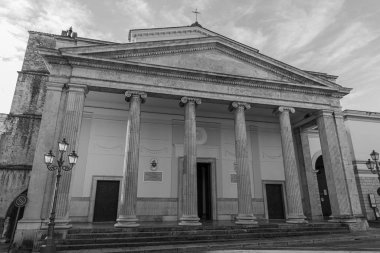 Isernia, Molise. Havari Aziz Petrus Katedrali, Isernia şehrinin en önemli Katolik binasıdır..