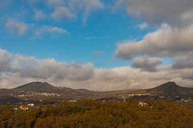 Molise 'nin sonbahar manzarası, eş anlamlı Molise ilinin başkenti Isernia' dan görülüyor. Yazın serin iklimi olan ve kışın çok soğuk olmayan hoş bir kasaba..