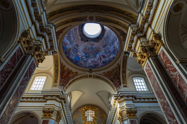 Isernia, Molise. Havari Aziz Petrus Katedrali, Isernia şehrinin en önemli Katolik binasıdır..