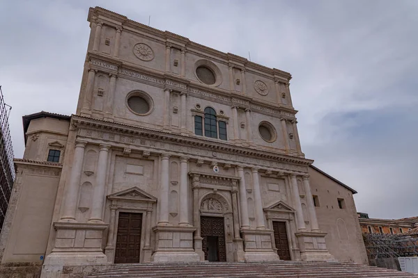 L 'Aquila, Abruzzo. San Bernardino Bazilikası. 1454 ve 1472 yılları arasında Siena 'lı Aziz Bernardino' nun anısına inşa edilen manastır, onun kalıntıları mozolede tutulur..