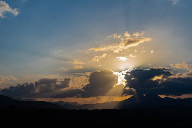 Molise, Mainarde, gün batımı. Mainarde sıradağları Molise ve Lazio arasındaki sınır boyunca uzanır ve Molise bölgesinde yaygınlık la birliktedir. Bu engebeli bir yönü ile çok kayalık doğal bir bariyer
