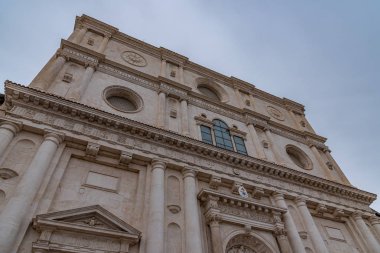 L 'Aquila, Abruzzo. San Bernardino Bazilikası. 1454 ve 1472 yılları arasında Siena 'lı Aziz Bernardino' nun anısına inşa edilen manastır, onun kalıntıları mozolede tutulur..