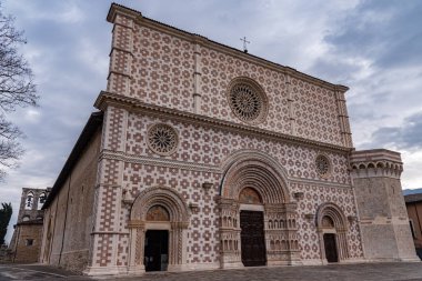 L 'Aquila, Abruzzo, Santa Maria di Collemaggio Bazilikası, şehrin 1288 yılından kalma dini bir sembolü.
