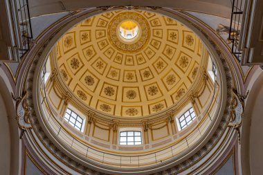 L 'Aquila, Abruzzo. Santa Maria del Suffragio Kilisesi, ayrıca Kutsal Ruhlar Kilisesi olarak da bilinir..