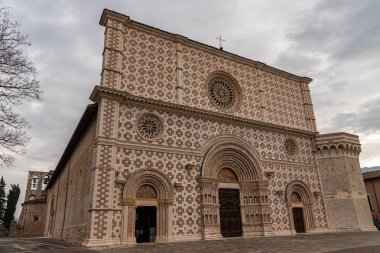 L 'Aquila, Abruzzo, Santa Maria di Collemaggio Bazilikası, şehrin 1288 yılından kalma dini bir sembolü.