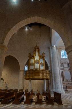 L 'Aquila, Abruzzo, Santa Maria di Collemaggio Bazilikası, şehrin 1288 yılından kalma dini bir sembolü.