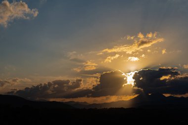 Molise, Mainarde, gün batımı. Mainarde sıradağları Molise ve Lazio arasındaki sınır boyunca uzanır ve Molise bölgesinde yaygınlık la birliktedir. Bu engebeli bir yönü ile çok kayalık doğal bir bariyer
