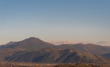 Campania, İtalya. Monte Maggiore. Monte Maggiore 'nin dağ halkı. Muhteşem kış manzarası..