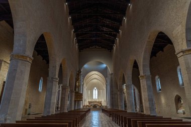 L 'Aquila, Abruzzo, Santa Maria di Collemaggio Bazilikası, şehrin 1288 yılından kalma dini bir sembolü.