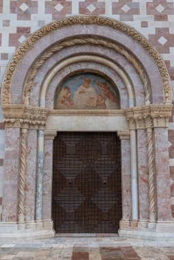 L 'Aquila, Abruzzo, Santa Maria di Collemaggio Bazilikası, şehrin 1288 yılından kalma dini bir sembolü.