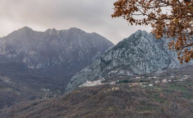 Molise 'in manzaraları. Monte Marrone ve Castelnuovo al Volturno. Scapoli 'nin tarihi merkezinden kış manzarası