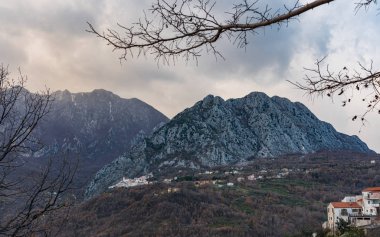 Molise 'in manzaraları. Monte Marrone ve Castelnuovo al Volturno. Scapoli 'nin tarihi merkezinden kış manzarası