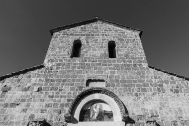 Teano, Campania, İtalya. San Paride İlan Fontem Kilisesi. Ana cephe görüntüsü