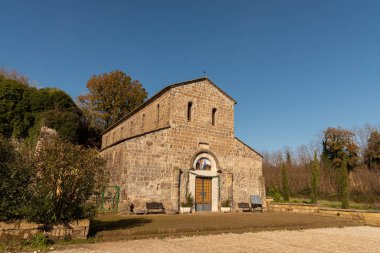 Teano, Campania, İtalya. San Paride İlan Fontem Kilisesi. Ana cephe görüntüsü