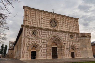 L 'Aquila, Abruzzo, Santa Maria di Collemaggio Bazilikası, şehrin 1288 yılından kalma dini bir sembolü.