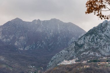Molise 'in manzaraları. Monte Marrone ve Castelnuovo al Volturno. Scapoli 'nin tarihi merkezinden kış manzarası