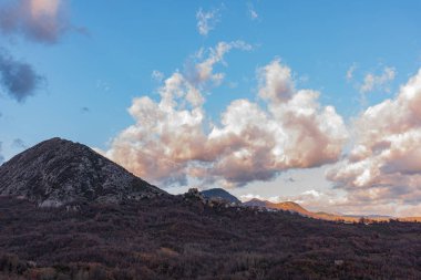 Molise 'in manzaraları. Rocchetta al Volturno. Rocchetta Alta 'nın ortaçağ köyü. Scapoli 'nin tarihi merkezinden görüntüle.