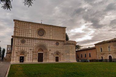 L 'Aquila, Abruzzo, Santa Maria di Collemaggio Bazilikası, şehrin 1288 yılından kalma dini bir sembolü.