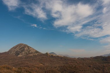 Molise 'in manzaraları. Rocchetta al Volturno. Rocchetta Alta 'nın ortaçağ köyü. Scapoli 'nin tarihi merkezinden görüntüle.