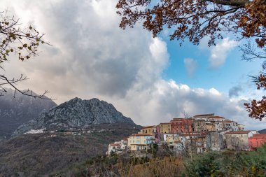 Scapoli, Isernia. Molise 'nin Isernia iline bağlı 663 nüfuslu bir İtalyan şehridir. 15. yüzyıla kadar Giustizierato d 'Abruzzo' nun ayrılmaz bir parçasıydı..