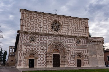 L 'Aquila, Abruzzo, Santa Maria di Collemaggio Bazilikası, şehrin 1288 yılından kalma dini bir sembolü.