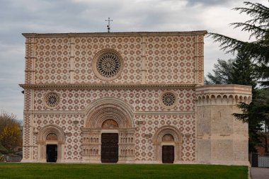 L 'Aquila, Abruzzo, Santa Maria di Collemaggio Bazilikası, şehrin 1288 yılından kalma dini bir sembolü.