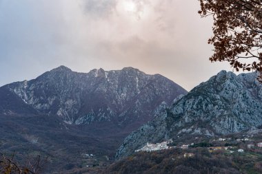 Molise 'in manzaraları. Monte Marrone ve Castelnuovo al Volturno. Scapoli 'nin tarihi merkezinden kış manzarası.