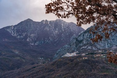 Molise 'in manzaraları. Monte Marrone ve Castelnuovo al Volturno. Scapoli 'nin tarihi merkezinden kış manzarası.