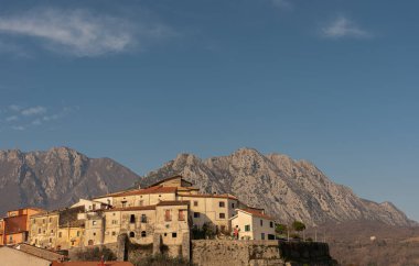 Scapoli, Isernia. Molise 'nin Isernia iline bağlı 663 nüfuslu bir İtalyan şehridir. 15. yüzyıla kadar Giustizierato d 'Abruzzo' nun ayrılmaz bir parçasıydı..