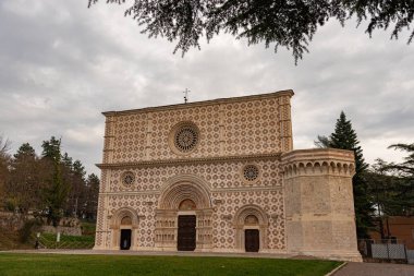 L 'Aquila, Abruzzo, Santa Maria di Collemaggio Bazilikası, şehrin 1288 yılından kalma dini bir sembolü.