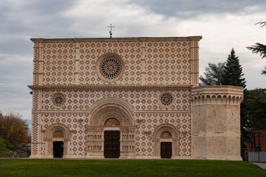 L 'Aquila, Abruzzo, Santa Maria di Collemaggio Bazilikası, şehrin 1288 yılından kalma dini bir sembolü.