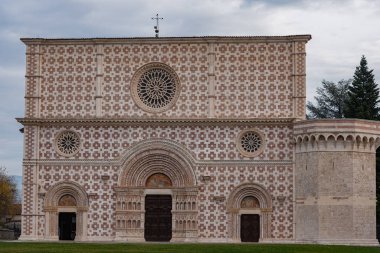 L 'Aquila, Abruzzo, Santa Maria di Collemaggio Bazilikası, şehrin 1288 yılından kalma dini bir sembolü.