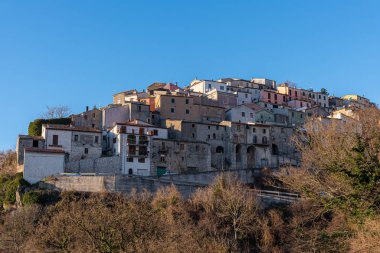Miranda, Isernia, Molise. Isernia vilayetinde, Pentra kasabasından sadece birkaç kilometre uzakta deniz seviyesinden 900 metre yukarıda Truffle Festivali 'yle ünlü büyüleyici bir köy olan Miranda var..
