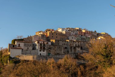 Miranda, Isernia, Molise. Isernia vilayetinde, Pentra kasabasından sadece birkaç kilometre uzakta deniz seviyesinden 900 metre yukarıda Truffle Festivali 'yle ünlü büyüleyici bir köy olan Miranda var..