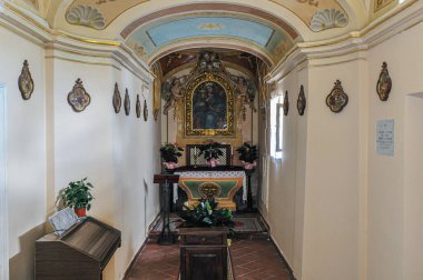 Collepardo, Frosinone, Lazio. Madonna delle Cese 'in mabedi. Doğal bir mağaranın içine inşa edilmiş küçük bir sığınak..