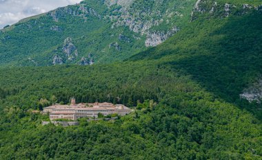 Trisulti, Lazio. Trisulti Charterhouse, Frosinone ilinin Collepardo ilçesine bağlı bir manastır. 1879 yılında ulusal bir anıt olarak kabul edilmiştir..