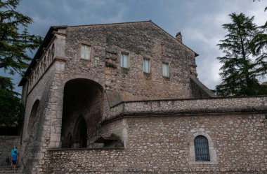 Trisulti, Lazio. Trisulti Charterhouse, Frosinone ilinin Collepardo ilçesine bağlı bir manastır. 1879 yılında ulusal bir anıt olarak kabul edilmiştir..