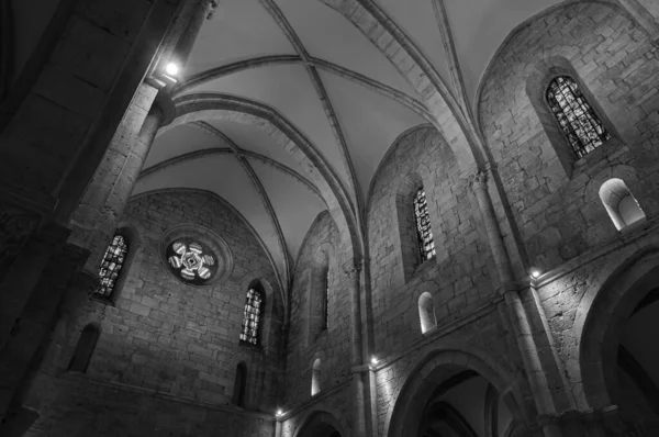 Veroli, Frosinone, Lazio. Casamari Manastırı. Cistercian Gothic mimarisinin en önemli İtalyan manastırlarından biridir. 1203 'te inşa edildi ve 1217' de kutsandı..