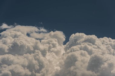 Gökyüzündeki bulutlar. Bulutlarla dolu bir gökyüzünün muhteşem manzarası. Bulutlu bir gökyüzünün derinliği ve üç boyutlu.