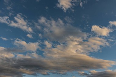 Gökyüzündeki bulutlar. Bulutlarla dolu bir gökyüzünün muhteşem manzarası. Bulutlu bir gökyüzünün derinliği ve üç boyutlu.