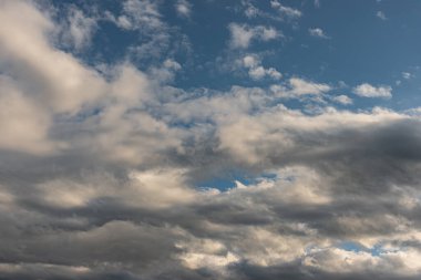 Gökyüzündeki bulutlar. Bulutlarla dolu bir gökyüzünün muhteşem manzarası. Bulutlu bir gökyüzünün derinliği ve üç boyutlu.