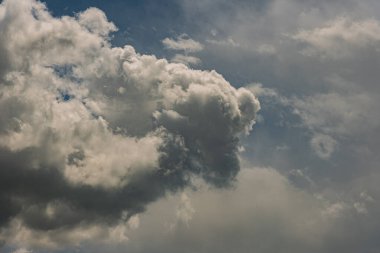 Gökyüzündeki bulutlar. Bulutlarla dolu bir gökyüzünün muhteşem manzarası. Bulutlu bir gökyüzünün derinliği ve üç boyutlu.