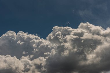 Gökyüzündeki bulutlar. Bulutlarla dolu bir gökyüzünün muhteşem manzarası. Bulutlu bir gökyüzünün derinliği ve üç boyutlu.