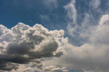 Gökyüzündeki bulutlar. Bulutlarla dolu bir gökyüzünün muhteşem manzarası. Bulutlu bir gökyüzünün derinliği ve üç boyutlu.