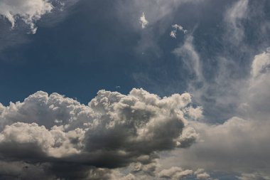 Gökyüzündeki bulutlar. Bulutlarla dolu bir gökyüzünün muhteşem manzarası. Bulutlu bir gökyüzünün derinliği ve üç boyutlu.