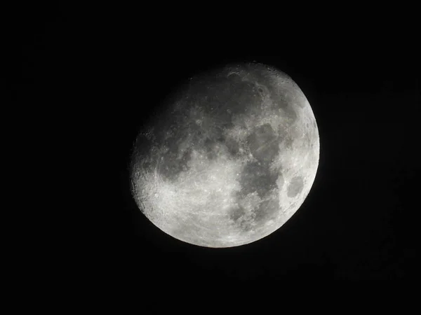 Una brillante luna de tres cuartos se levanta en el cielo nocturno — Foto de Stock