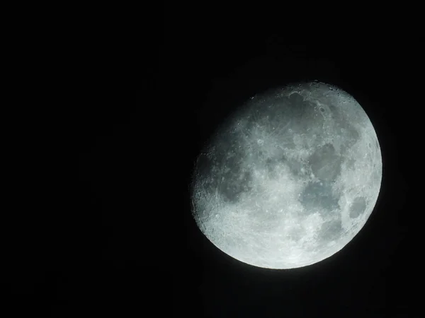 Яскравий три чверті місяця стоїть на нічному небі — стокове фото