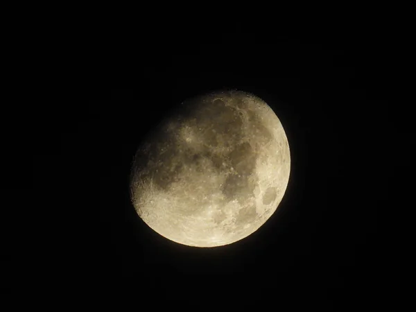 Una brillante luna de tres cuartos se levanta en el cielo nocturno — Foto de Stock