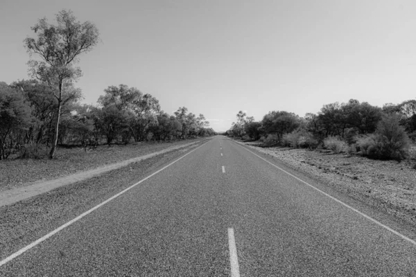 Australijska autostrada prowadzi przez środek pustkowia — Zdjęcie stockowe