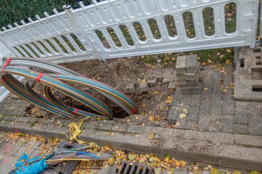 Geniş bant genişlemesi yüzünden fiber optik taktık.